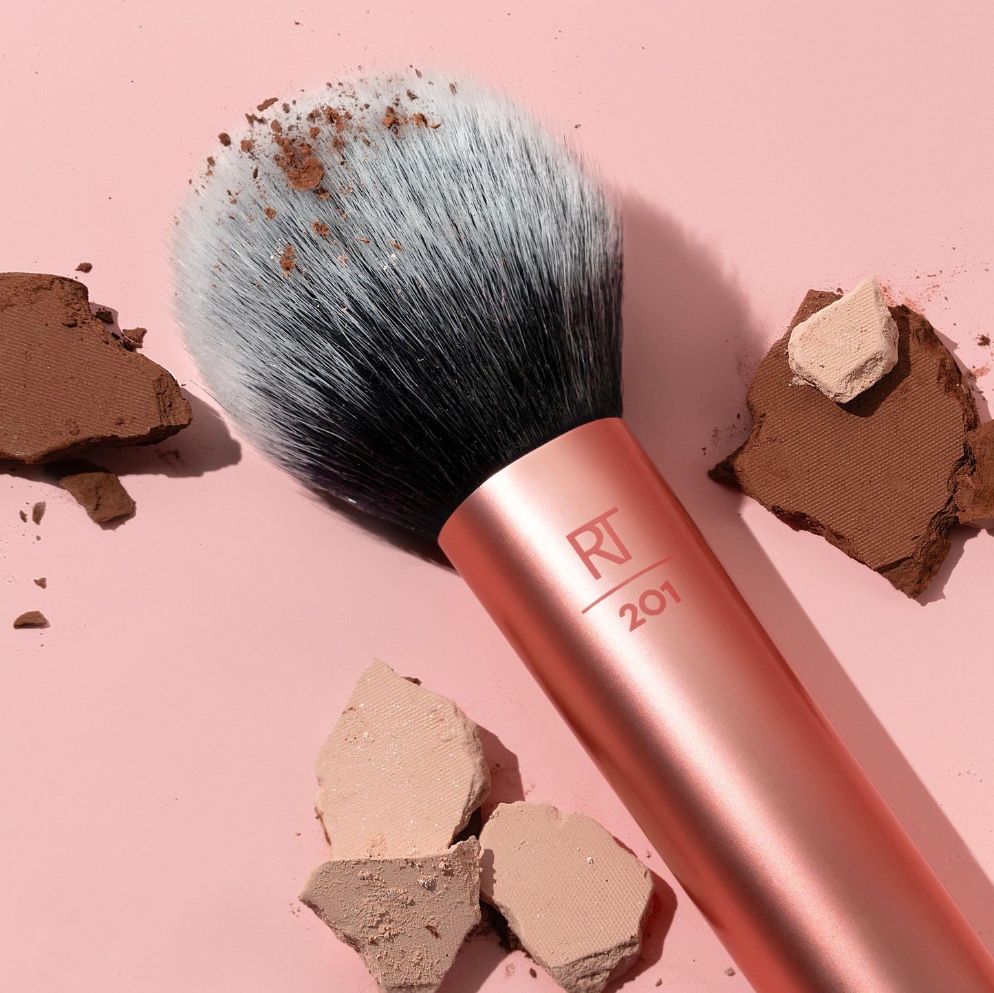 Real Techniques Ultra Plush Powder Makeup Brush, For Setting Powder, Bronzer, & Blush, Sheer, Buildable Coverage, Large, Fluffy Powder Brush, Vegan, Cruelty-Free & Synthetic Bristles, 1 Count